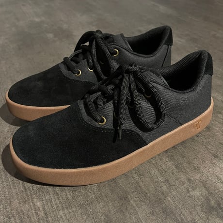 AREth "PLUG" (Black/Gum)