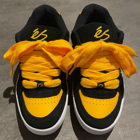 es "ACCEL" (Black / Yellow)