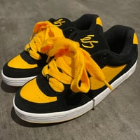 es "ACCEL" (Black / Yellow)
