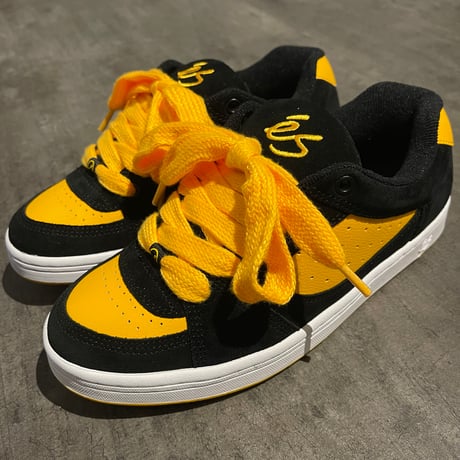es "ACCEL" (Black / Yellow)