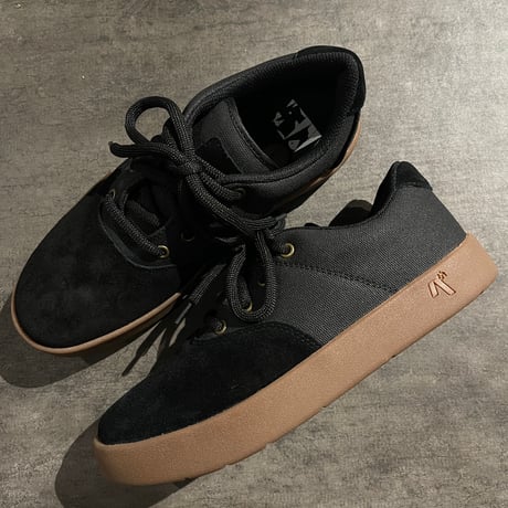 AREth "PLUG" (Black/Gum)