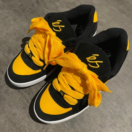 es "ACCEL" (Black / Yellow)