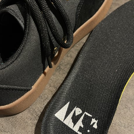 AREth "PLUG" (Black/Gum)