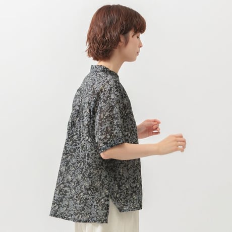 綿100%　コットンボイル　爽やか　花柄プリント　ブラウス　【ブラック】　M~Lサイズ