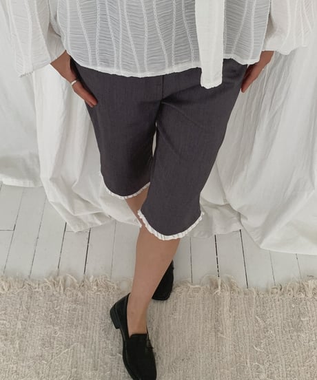 frill hem capri pants