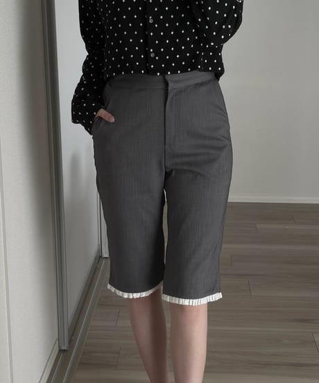 frill hem capri pants