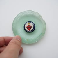 赤いハートのバッジ「Espoir et Salut de la France」