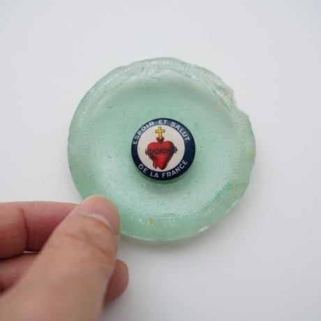 赤いハートのバッジ「Espoir et Salut de la France」