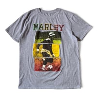 MUSIC TEE / BOB MARLEY FOOTBALL TEXT