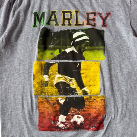 MUSIC TEE / BOB MARLEY FOOTBALL TEXT