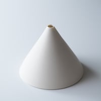 白磁花入三角錐 / 内田智裕 TOMOHIRO UCHIDA