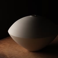 白磁花入 / 内田智裕 TOMOHIRO UCHIDA