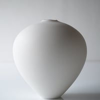 白磁花入 / 内田智裕 TOMOHIRO UCHIDA
