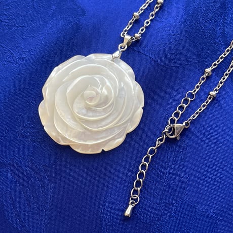 シェル薔薇ネックレス｜大ぶりペンダント｜上品な貝の輝き