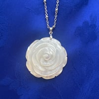 シェル薔薇ネックレス｜大ぶりペンダント｜上品な貝の輝き