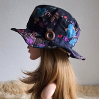 ★自分らしくアレンジ hat ★約61.5㎝★ ブラック× Flower