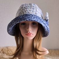 ホワイト×水色リボン★サイズ調節付き★約62㎝★フィット hatリボン
