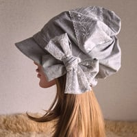ライトグレーCotton×ホワイトレース★みんなに 見せたい 渦巻くback スタイル★ツイストキャスケット