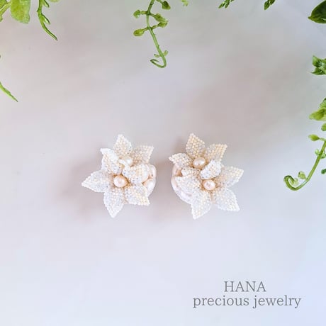 【NEW/受注制作】ホワイトの花の耳飾り (ステッチ立体）イヤリング•ピアス