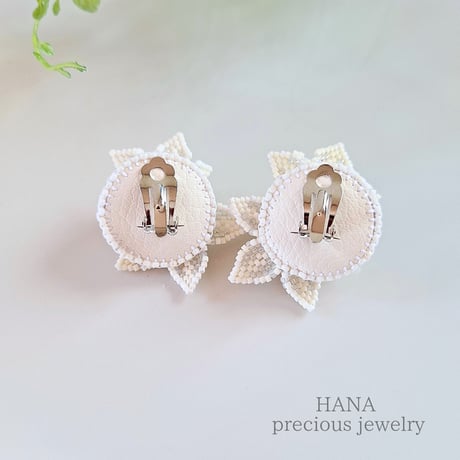 【NEW/受注制作】ホワイトの花の耳飾り (ステッチ立体）イヤリング•ピアス