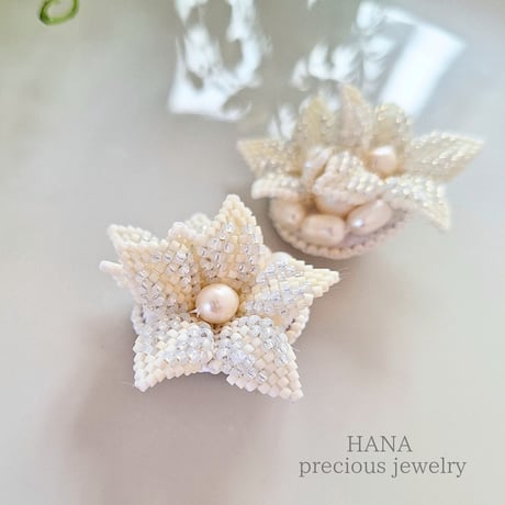 【NEW/受注制作】ホワイトの花の耳飾り (ステッチ立体）イヤリング•ピアス