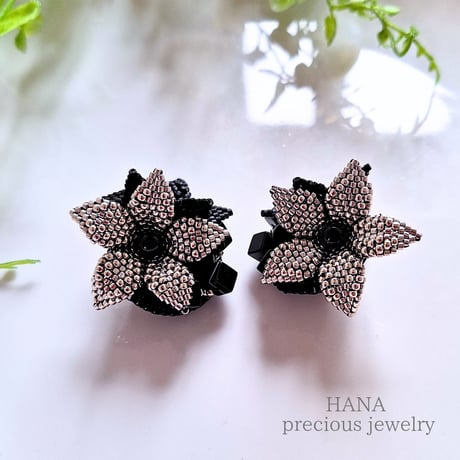 【NEW/受注制作】モノトーンの花の耳飾り (ステッチ立体）イヤリング•ピアス