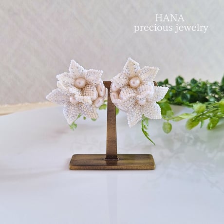 【NEW/受注制作】ホワイトの花の耳飾り (ステッチ立体）イヤリング•ピアス