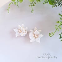 【NEW/受注制作】ホワイトの花の耳飾り (ステッチ立体）イヤリング•ピアス