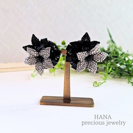 【NEW/受注制作】モノトーンの花の耳飾り (ステッチ立体）イヤリング•ピアス
