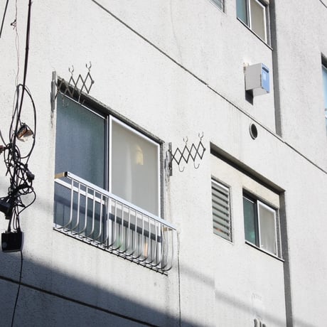 ガラスのまち針  窓