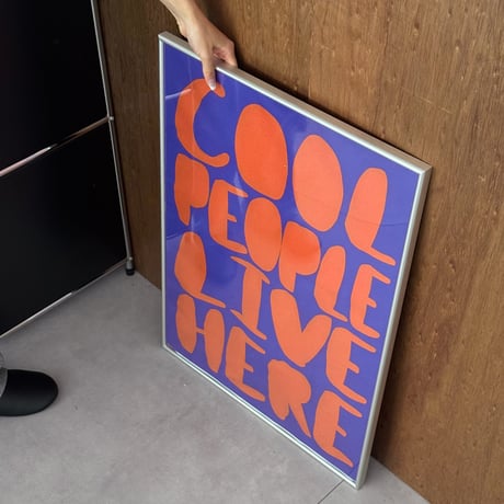 予約販売9月中旬～9月下旬頃発送予定　poster-03197　COOL PEOPLE LIVE HERE シルバーフレーム付き ポスター 70×50cm