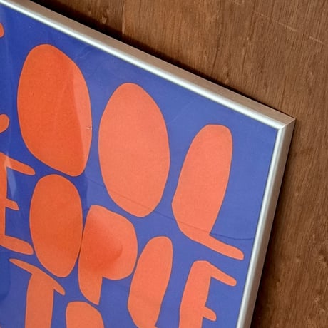 予約販売9月中旬～9月下旬頃発送予定　poster-03197　COOL PEOPLE LIVE HERE シルバーフレーム付き ポスター 70×50cm