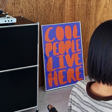予約販売9月中旬～9月下旬頃発送予定　poster-03197　COOL PEOPLE LIVE HERE シルバーフレーム付き ポスター 70×50cm