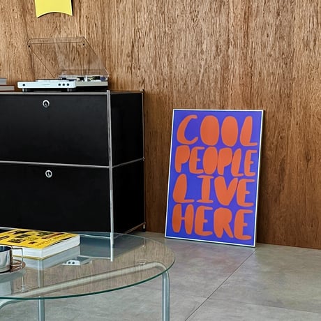 予約販売9月中旬～9月下旬頃発送予定　poster-03197　COOL PEOPLE LIVE HERE シルバーフレーム付き ポスター 70×50cm