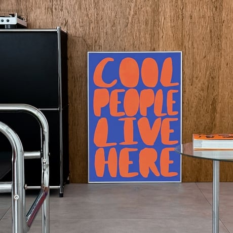 予約販売9月中旬～9月下旬頃発送予定　poster-03197　COOL PEOPLE LIVE HERE シルバーフレーム付き ポスター 70×50cm