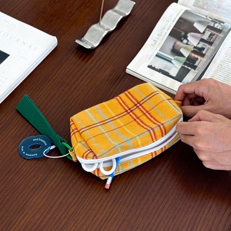 予約販売9月中旬～9月下旬頃発送予定　pouch-03011　ストラップ ＆ キーホルダー付き チェック柄 マルチポーチ ペンケース