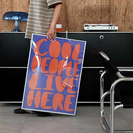 予約販売9月中旬～9月下旬頃発送予定　poster-03197　COOL PEOPLE LIVE HERE シルバーフレーム付き ポスター 70×50cm
