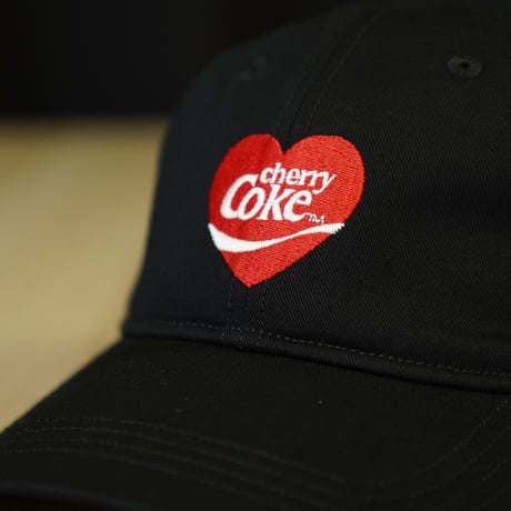 Coca-Cola・コカコーラ コットンキャップ チェリーコーク ハートロゴ刺繍 ブラック