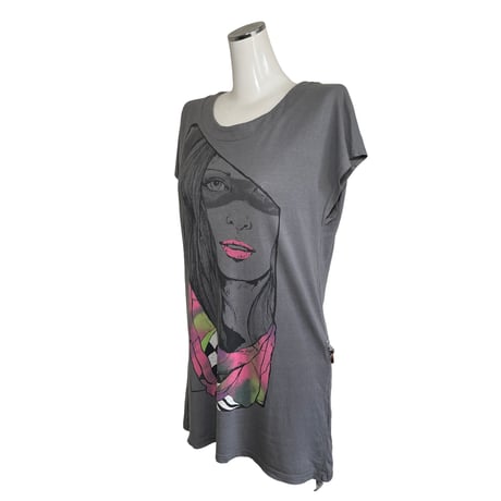 Portrait Graphic Long Top