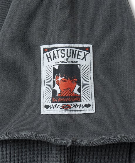 Hatsunex meets Meri Maeno Lost Herbarium フェイクレイヤードスウェット（アッシュブラック）