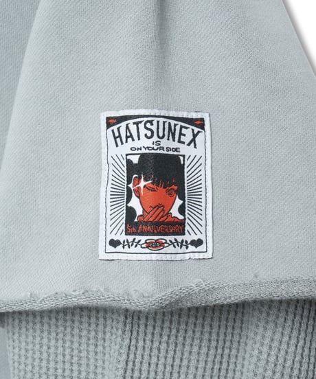 Hatsunex meets Meri Maeno Lost Herbarium フェイクレイヤードスウェット（ストーングレー）