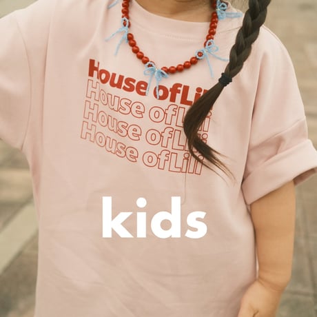 〈kids〉𝗟𝗶𝗹𝗶 𝗹𝗼𝗴𝗼 𝗧-𝘀𝗵𝗶𝗿𝘁/ 𝗟𝗶𝗹𝗶'𝘀 𝗮𝗺𝗯𝗮𝘀𝘀𝗮𝗱𝗼𝗿 × 𝗛𝗼𝘂𝘀𝗲 𝗼𝗳 𝗟𝗶𝗹𝗶