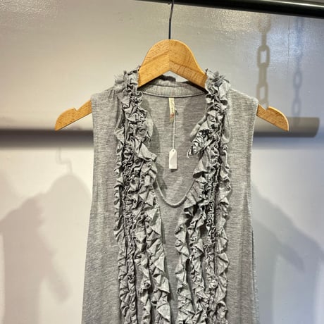 Frill design tops