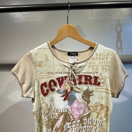 Y2K design tops