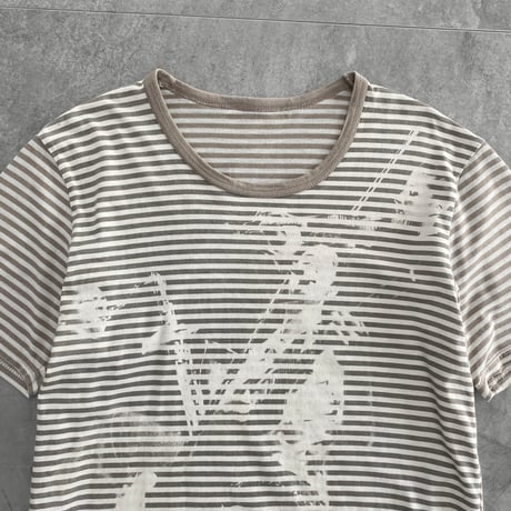 border graphic tee