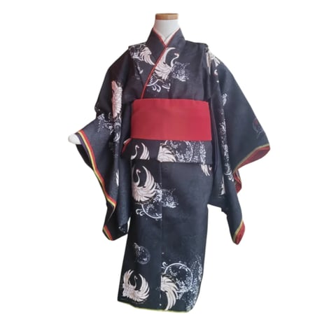 7歳　USED着物　黒鶴　（着物単品　帯は含まれません画像は参考です）