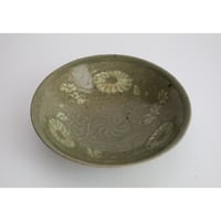 日高 伸治／青磁印花象嵌菊文鉢 a
