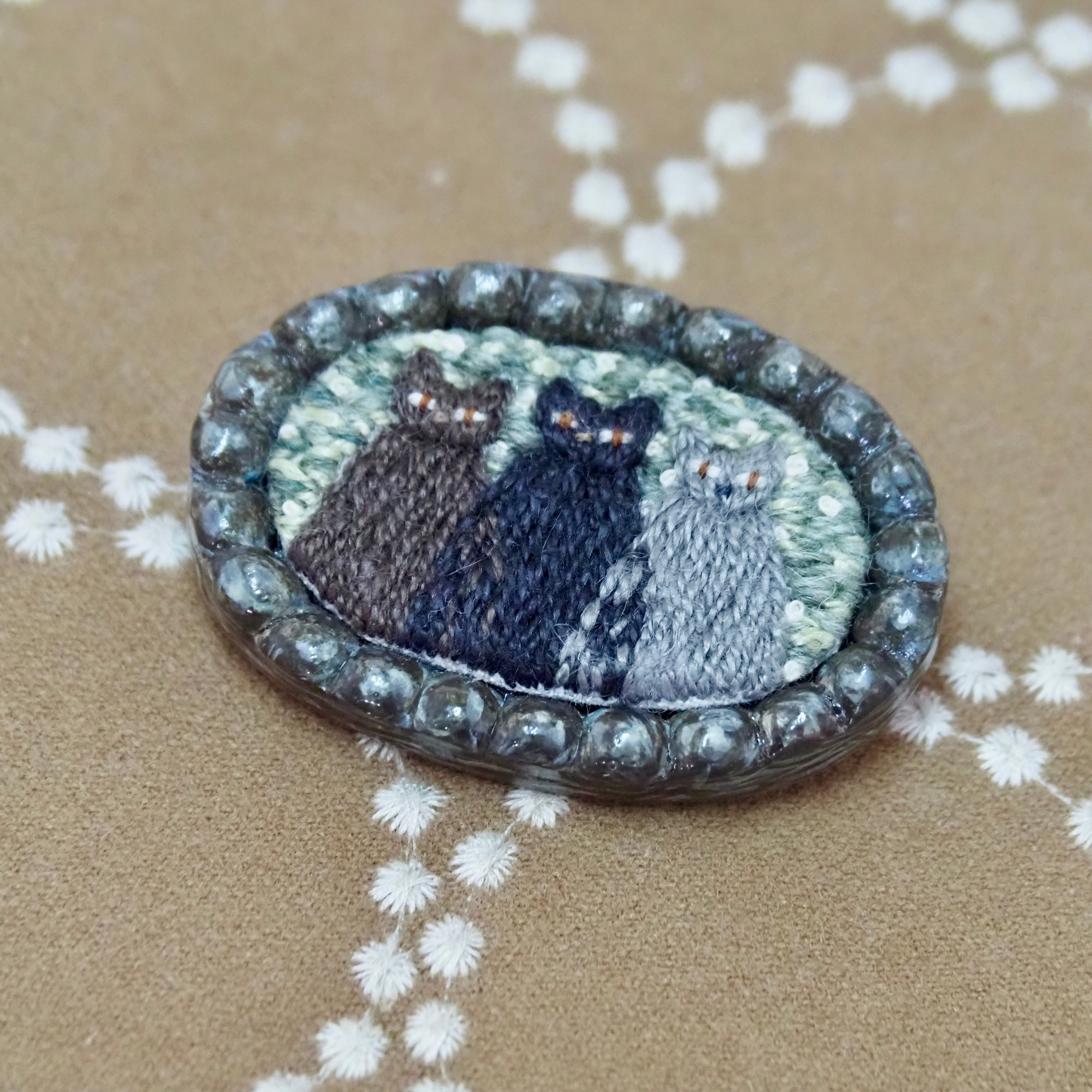kaganabete／ブローチ【3びきのねこ】 | maison de megli