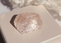 【希少】 ピンククォーツの虹入りフリーファセット（ピンクアゼツライト同鉱脈）