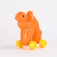 東ドイツ　SONNI　プラスチック　オレンジ色のラクダ　タイヤ付きおもちゃ